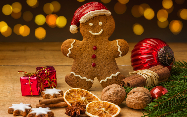 Lebkuchennikolaus mit Weihnachtsdeko