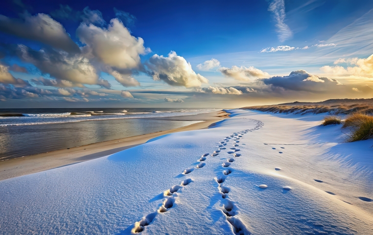 schneebedeckter Nordseestrand mit Fußspuren