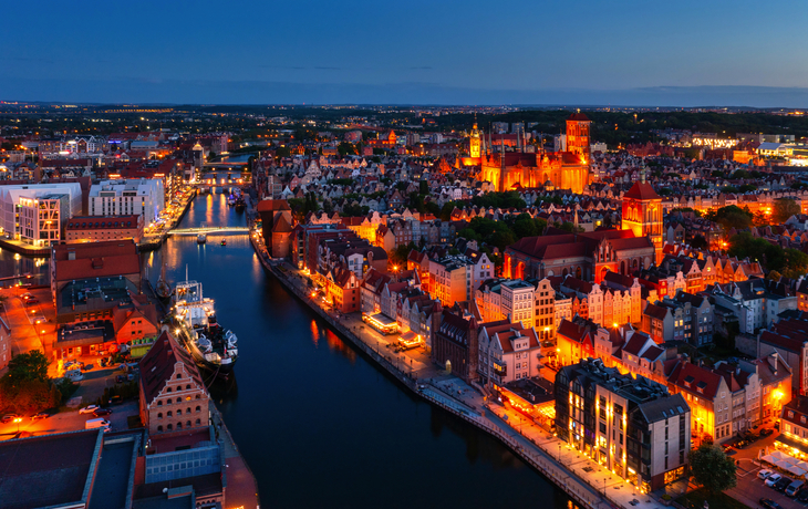 Luftaufnahme der wunderschönen Stadt Danzig in der Abenddämmerung,Polen