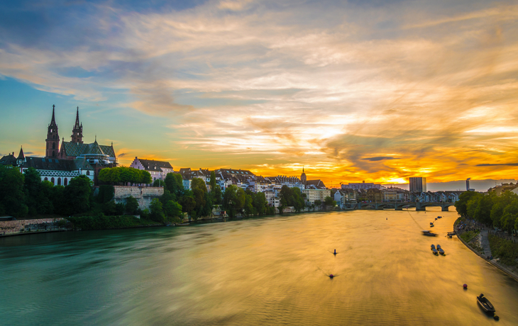 Sonnenuntergang am Flussufer des Rheins in Basel, Schweiz