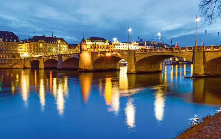 Mittlere Brücke in Basel bei Nacht