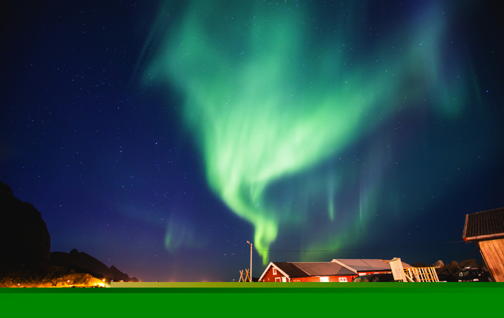 Schönes Bild von massiven bunten vibrierenden Aurora Borealis,Aurora Polaris,auch bekannt als Nordlichter in den Nachthimmel über Norwegen,Lofoten