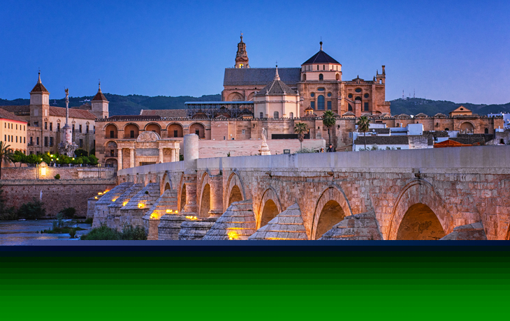 Puente Romano und die Mezquita de Córdoba in Andalusien, Spanien