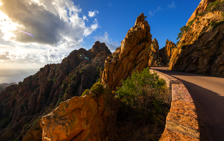 Berühmte Straße durch Calanches de Piana bei Sonnenuntergang im Sommer