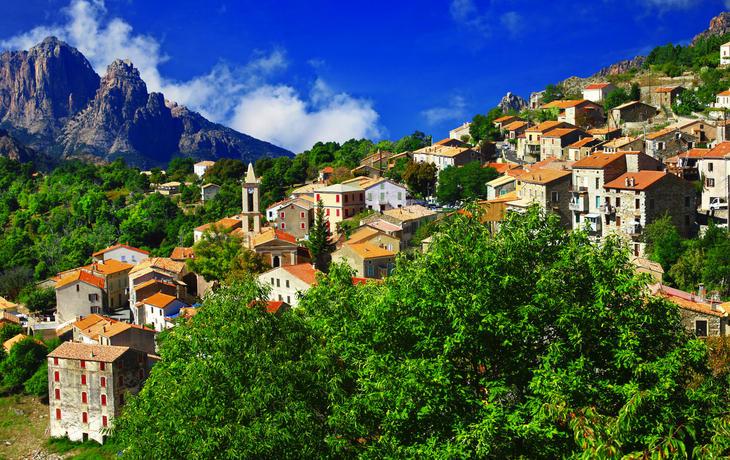 atemberaubende Landschaften von Korsika - Blick auf das Dorf Evisa