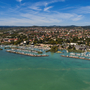 Ungarn - Küste und Hafen von Balatonfüred aus Drohnensicht,
