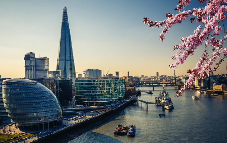Luftaufnahme der Themse und der Stadt London im Frühling