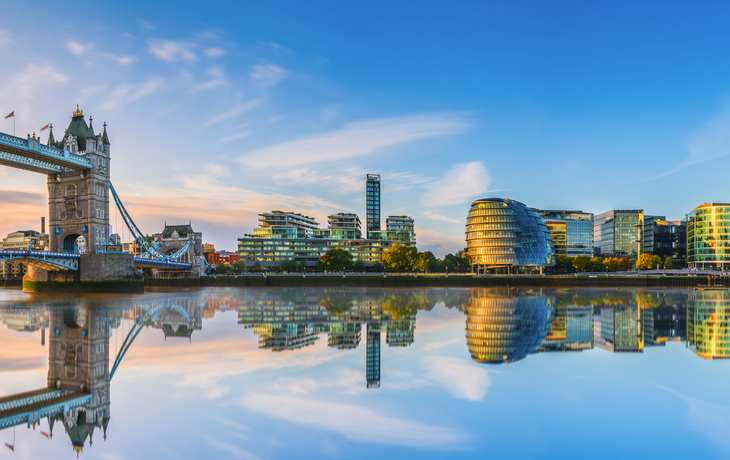 Morgenpanorama der London Tower Bridge mit Reflexion
