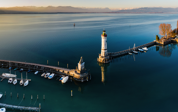 Luftaufnahme des Lindauer Hafens und der österreichischen Alpen am Bodensee, Deutschland