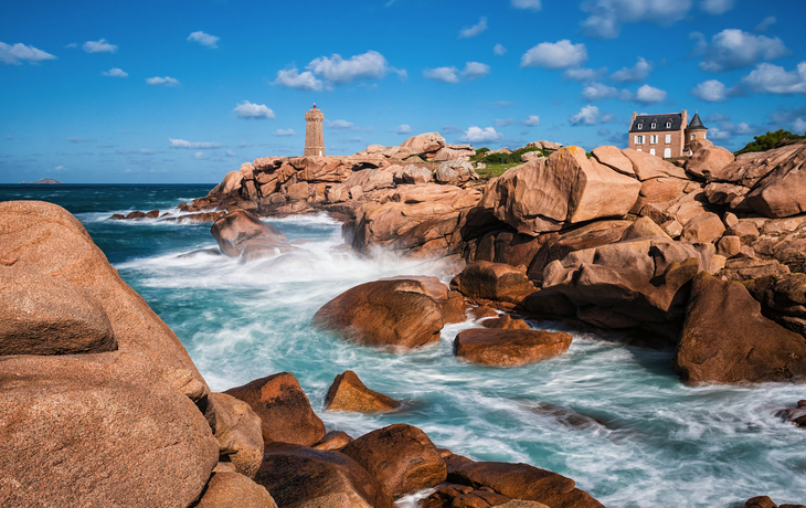 der bekannte Leuchtturm Phare de Mean Ruz in Ploumanach in der Bretagne