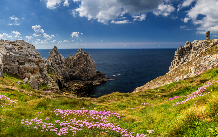 Panorama der Pointe du Pen-Hir mit dem Denkmal des Zweiten Weltkriegs