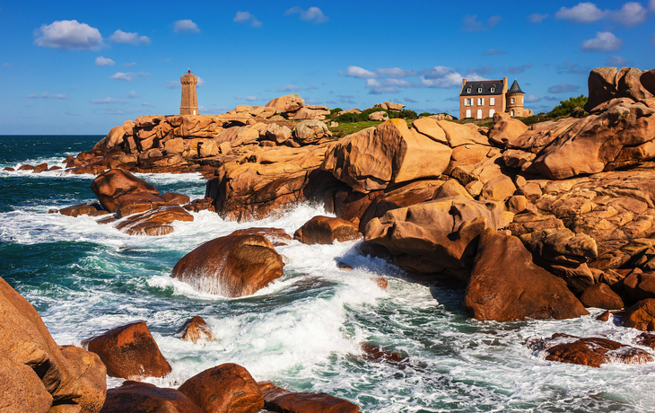 Leuchtturm an der Atlantikküste in der Bretagne bei Ploumanach