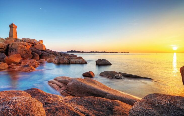 der bekannte Leuchtturm Phare de Mean Ruz in Ploumanach in der Bretagne