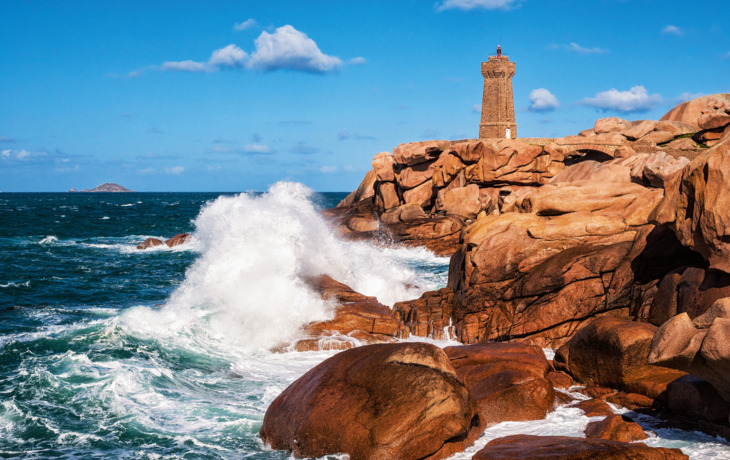 der bekannte Leuchtturm Phare de Mean Ruz in Ploumanach in der Bretagne
