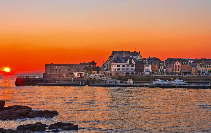 Sonnenuntergang über Concarneau in der Bretagne