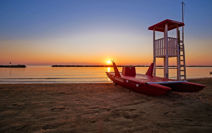 typisches rotes Rettungsboot in der Emilia-Romagna, Italien