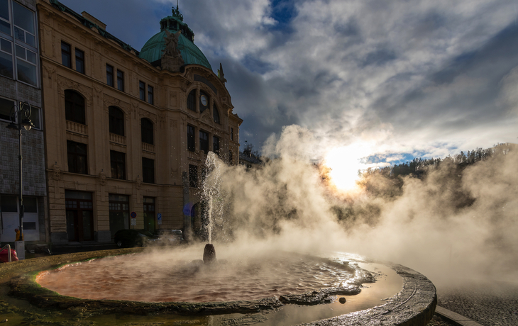 Karlsbad in Tschechien - an jeder Ecke sprudelt das heiße Heilwasser aus den Quellen