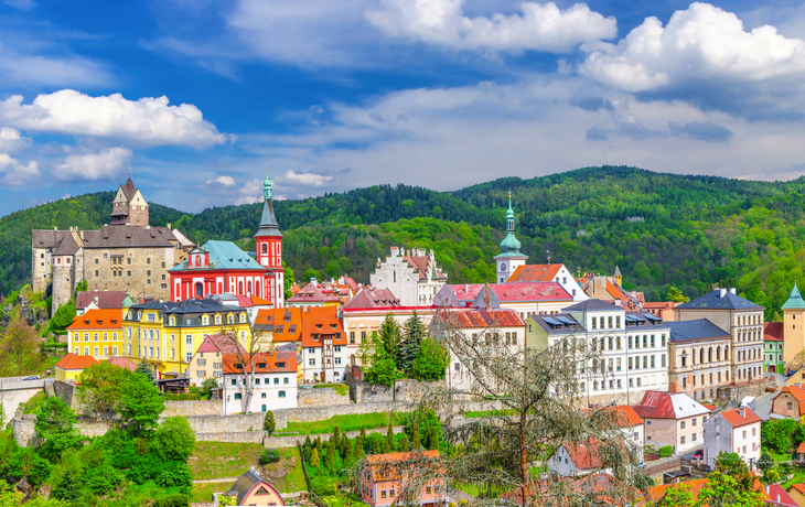 Luftpanorama der mittelalterlichen Stadt Loket mit Burg Loket Hrad Loket im gotischen Stil auf massivem Felsen