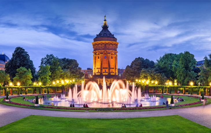 Mannheim Rosengarten und Wasserturm bei Nacht