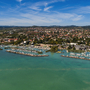 Ungarn - Küste und Hafen von Balatonfüred aus Drohnensicht,