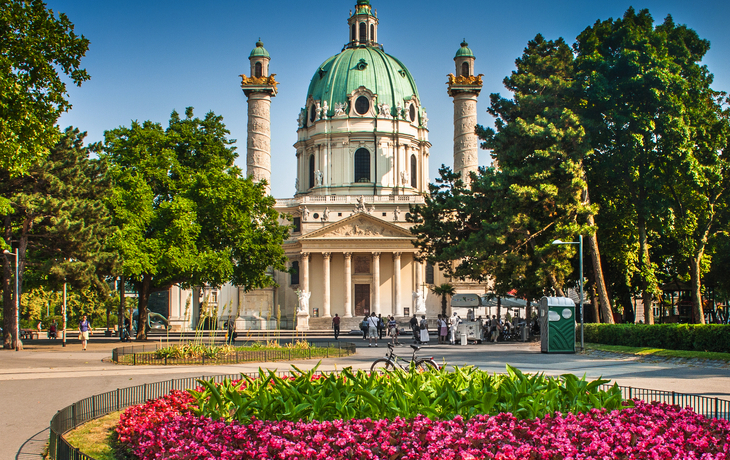Karlsplatz mit Karlskirche in Wien