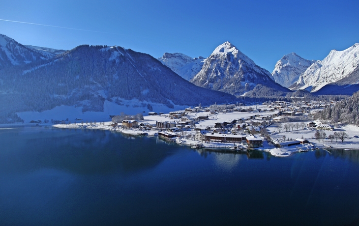 Pertisau - im Vordergrund Ihr aja Hotel