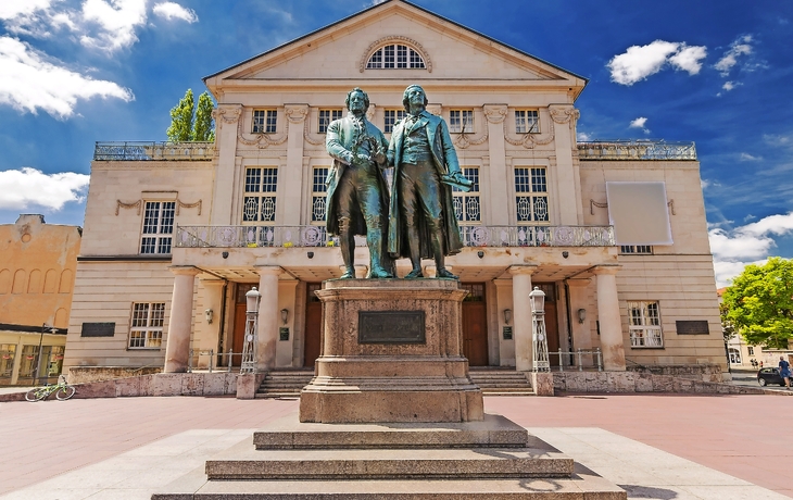 Deutsches Nationaltheater mit Goethe und Schiller in Weimar, Deutschland