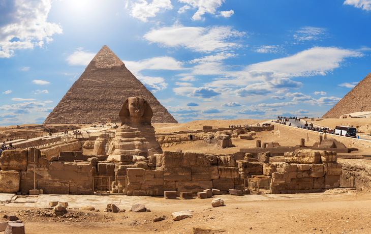 Blick auf die Große Sphinx und die Pyramiden von Gizeh, Ägypten
