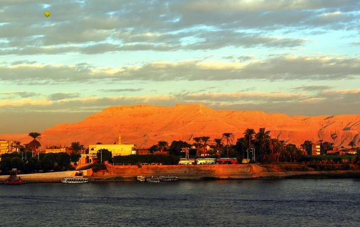 Blick vom Nil auf Luxor, Ägypten