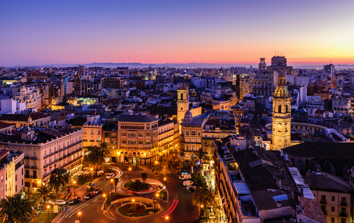 nächtlicher Plaça de la Reina in Valencia