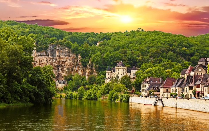 La Roque Gageac von der Dordogne aus gesehen