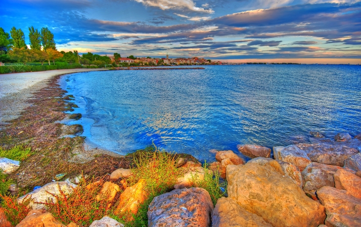 Sonnenuntergang am Etang de Thau, Languedoc, Frankreich