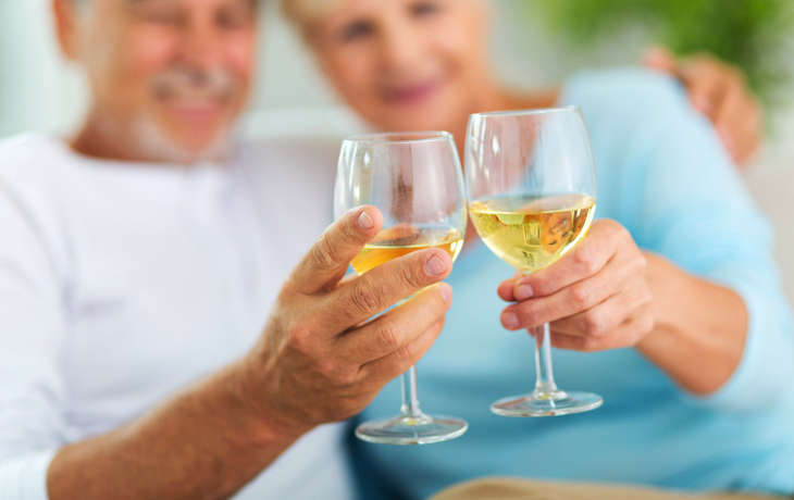 genussvolles Trinken von Weißwein 