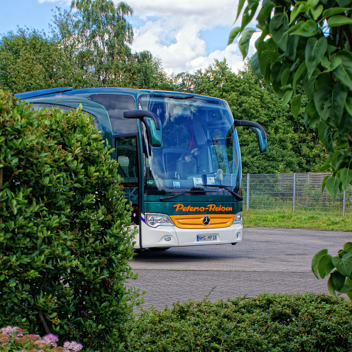 teaser01-1_1 Kopie 4 Sterne Peters-Bus - Tourismo (14m), 52 Sitzplätze (80 cm Sitzabstand)