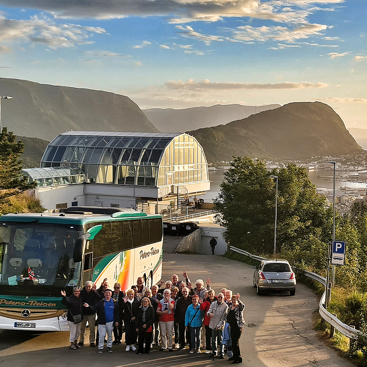 teaser02-1_1 Peters Reisen Bus, Busreisen, Menschen stehen vor dem Bus
