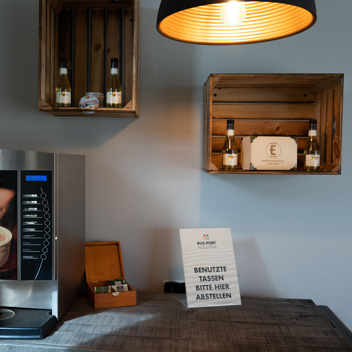 teaser03-1_1 Die Kantine von Peters-Reisen mit Kaffeautomaten und gekühlten Getränken